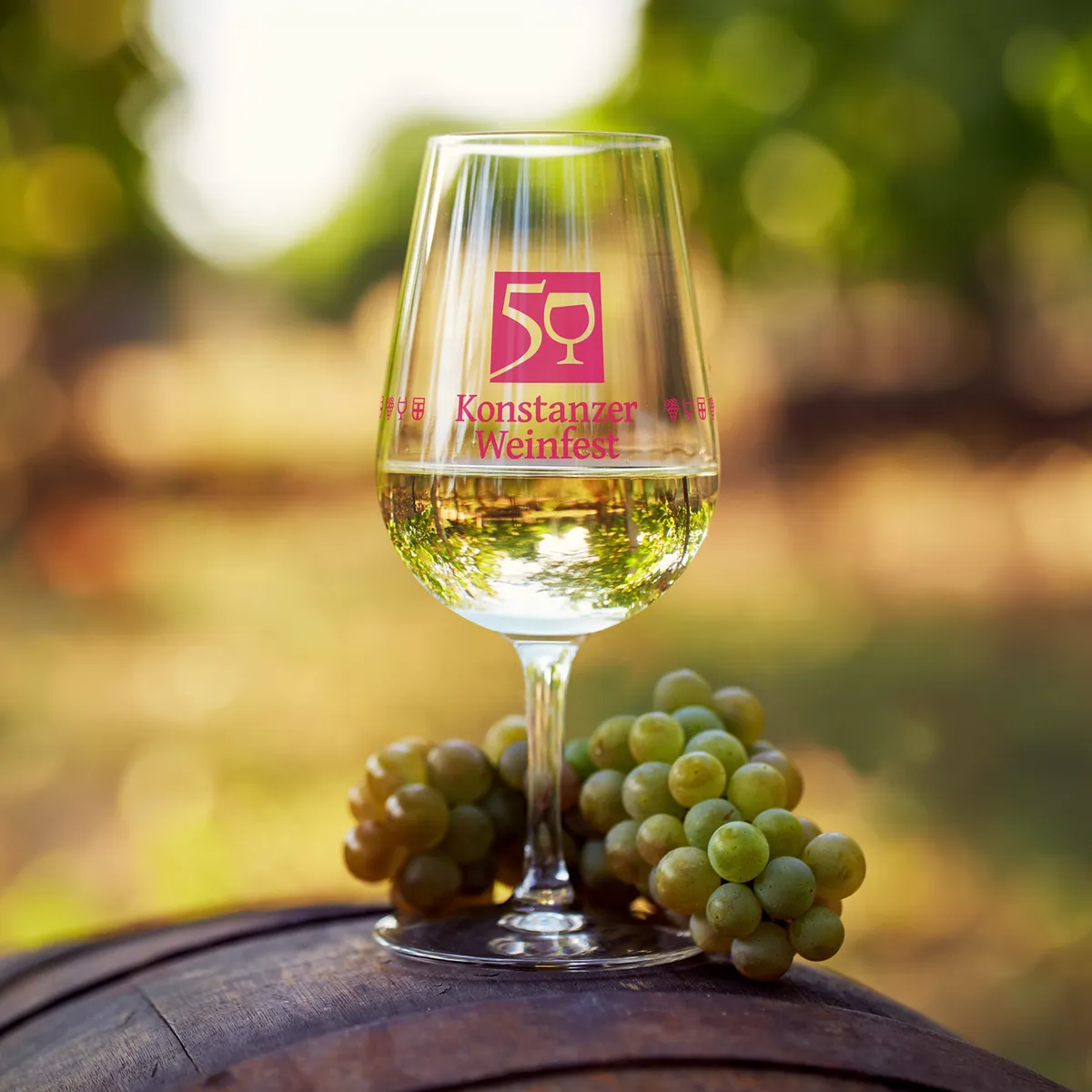 Weinglas mit Konstanzer Weinfest Logo